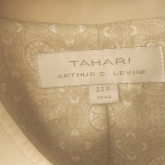 3 piece - Avocado Green suit. Gorgeous & beautiful inside lining --Tahari - Picture 2 of 6